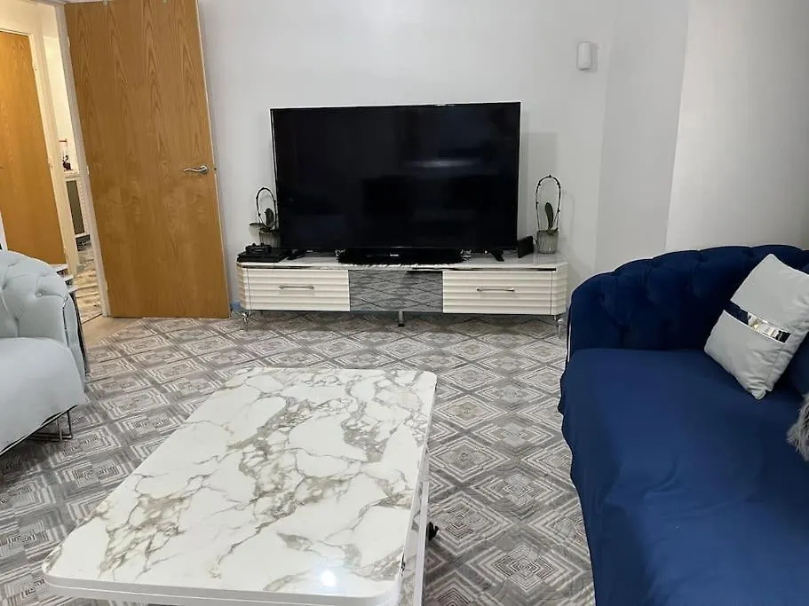 Entire Flat In Cardiff Central 0*,